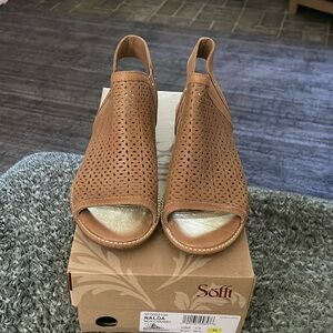 NWT Sofft Nalda New Caramel Size 7.5M Leather Sandals. Never Worn